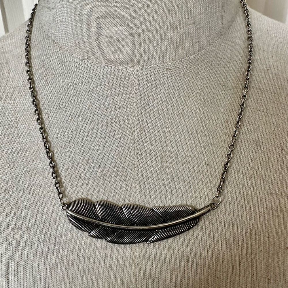 Silver tone feather pendant necklace